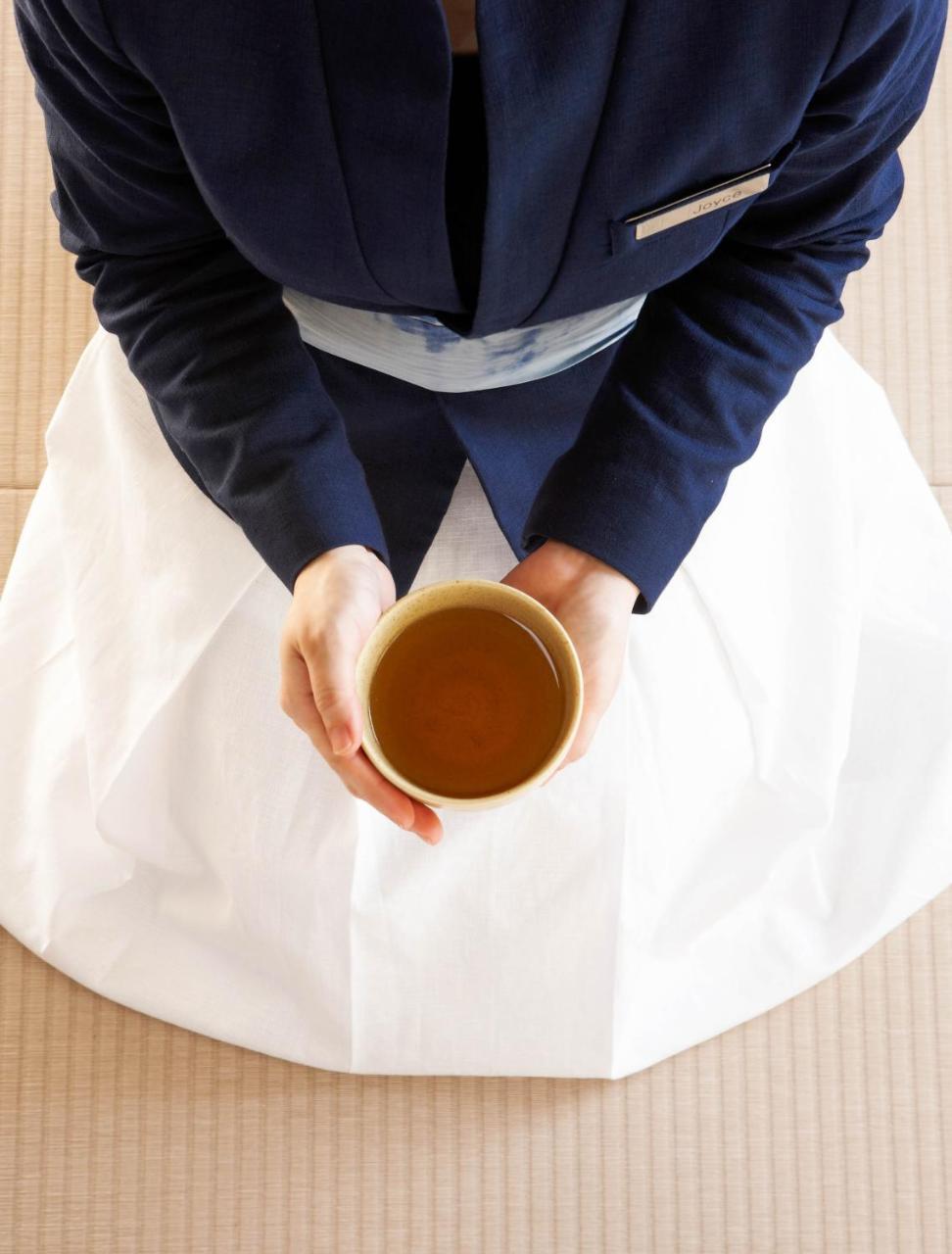 礁溪晶泉丰旅 Wellspring By Silks Jiaoxi Hotel Exterior photo A woman holding a cup of tea